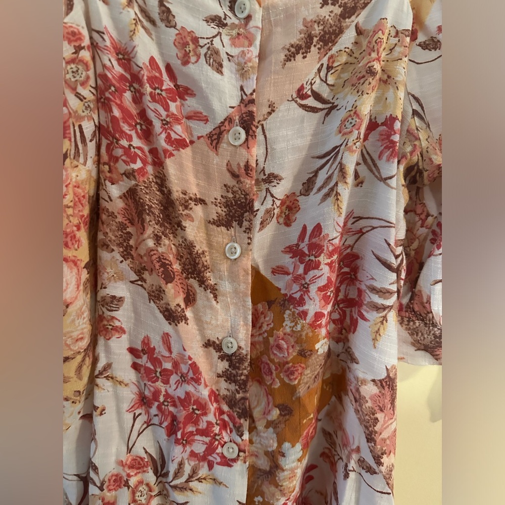 LAUREN CONRAD size SMALL cream with floral print buttoned up short sleeved top - Picture 5 of 7